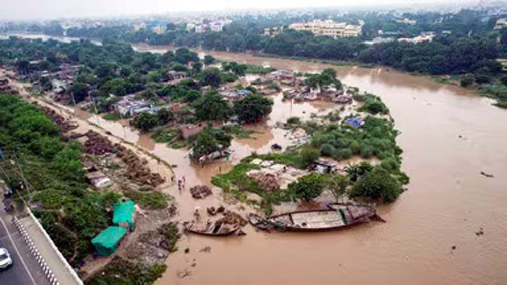 बिहार में गंगा उफान पर, कई नदियां खतरे के निशान से ऊपर बिहार में गंगा उफान पर, कई नदियां खतरे के निशान से ऊपर