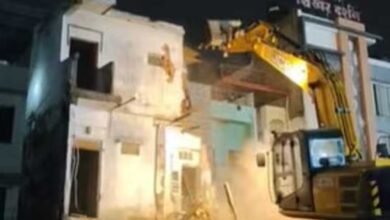महाकाल मंदिर के सामने गरजा बुलडोजर, 65 साल पुराना परचुरे भवन 60 मिनट में जमींदोज; जानें वजह