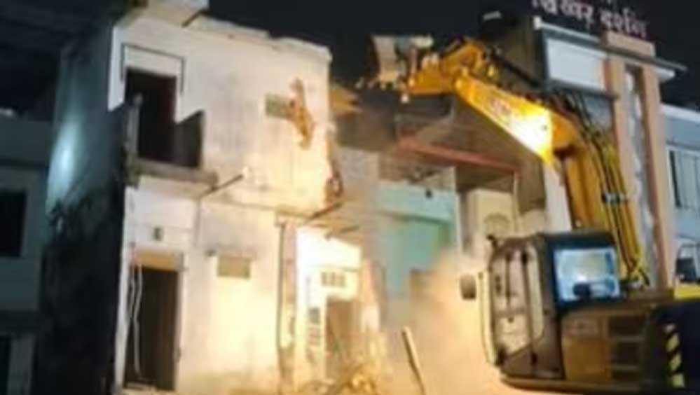 महाकाल मंदिर के सामने गरजा बुलडोजर, 65 साल पुराना परचुरे भवन 60 मिनट में जमींदोज; जानें वजह महाकाल मंदिर के सामने गरजा बुलडोजर, 65 साल पुराना परचुरे भवन 60 मिनट में जमींदोज; जानें वजह