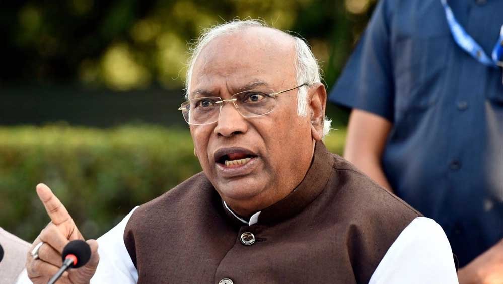 अखबार में लिखते, टीवी पर बोलते हो, फिर…, शुद्धीकरण मुद्दे पर अपने ही नेताओं पर भड़के खड़गे अखबार में लिखते, टीवी पर बोलते हो, फिर…, शुद्धीकरण मुद्दे पर अपने ही नेताओं पर भड़के खड़गे