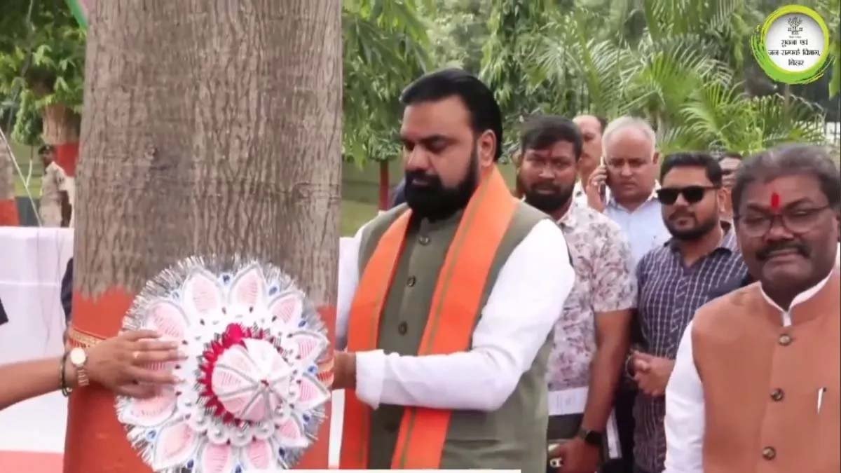 रक्षाबंधन पर CM सम्राट चौधरी ने पेड़ को बांधी राखी, पर्यावरण संरक्षण का दिया संदेश रक्षाबंधन पर CM सम्राट चौधरी ने पेड़ को बांधी राखी, पर्यावरण संरक्षण का दिया संदेश