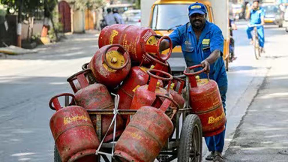 LPG ग्राहकों के लिए बड़ी खबर, आज e-KYC की आखिरी तारीख; 17 अगस्त से बुकिंग पर असर LPG ग्राहकों के लिए बड़ी खबर, आज e-KYC की आखिरी तारीख; 17 अगस्त से बुकिंग पर असर