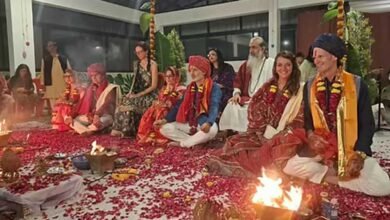 उज्जैन में दिखी अनोखी आस्था! इटली, स्पेन और इंग्लैंड के जोड़ों ने अपनाया हिंदू विवाह संस्कार उज्जैन में दिखी अनोखी आस्था! इटली, स्पेन और इंग्लैंड के जोड़ों ने अपनाया हिंदू विवाह संस्कार