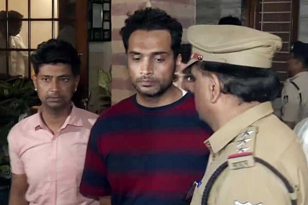 त्विषा शर्मा केस में बड़ा खुलासा! FIR के बाद घर के आसपास ही छिपा था समर्थ, CBI चार्जशीट में सामने आया रूटमैप त्विषा शर्मा केस में बड़ा खुलासा! FIR के बाद घर के आसपास ही छिपा था समर्थ, CBI चार्जशीट में सामने आया रूटमैप