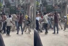 दिल्ली में पुलिसकर्मियों पर जानलेवा हमला, आंखों में मिर्च पाउडर डालकर लाठी-डंडों से की पिटाई