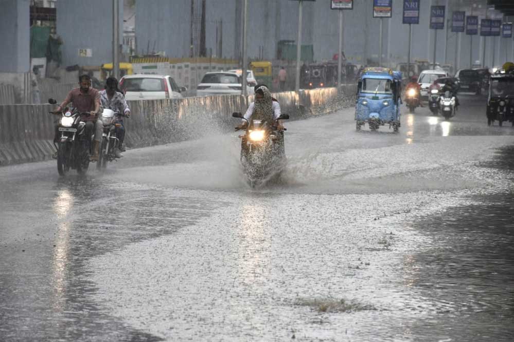 बंगाल की खाड़ी में हलचल से बदला मौसम! ओडिशा, छत्तीसगढ़, MP समेत 25 राज्यों में 3 दिन भारी बारिश का अलर्ट बंगाल की खाड़ी में हलचल से बदला मौसम! ओडिशा, छत्तीसगढ़, MP समेत 25 राज्यों में 3 दिन भारी बारिश का अलर्ट