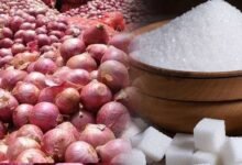 Onion Price Hike: चीनी के बाद अब प्याज ने रुलाया, कीमतों में अचानक तेज उछाल