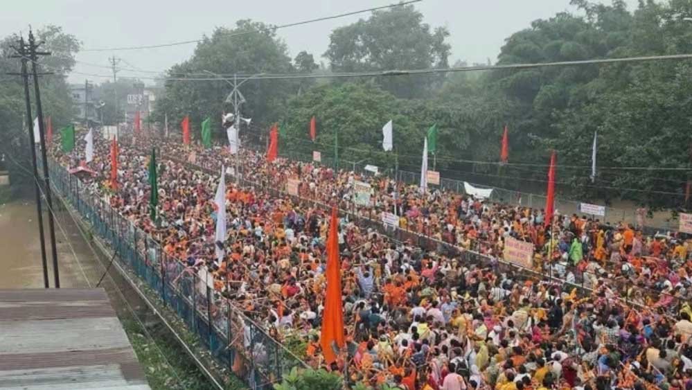 सीवन घाट पर एंट्री रोकी, श्रद्धालुओं की भारी भीड़: सीहोर में 11 किमी लंबी कांवड़ यात्रा शुरू सीवन घाट पर एंट्री रोकी, श्रद्धालुओं की भारी भीड़: सीहोर में 11 किमी लंबी कांवड़ यात्रा शुरू