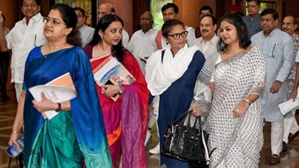 सुप्रीम कोर्ट के नोटिस के बाद ओम बिरला भी एक्शन में, TMC के बागी सांसदों से 7 दिन में जवाब तलब सुप्रीम कोर्ट के नोटिस के बाद ओम बिरला भी एक्शन में, TMC के बागी सांसदों से 7 दिन में जवाब तलब