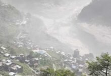पहाड़ों से उठा धुएं का गुबार, फिर आया महाप्रलय; नेपाल में बाढ़ के 4 खौफनाक VIDEO