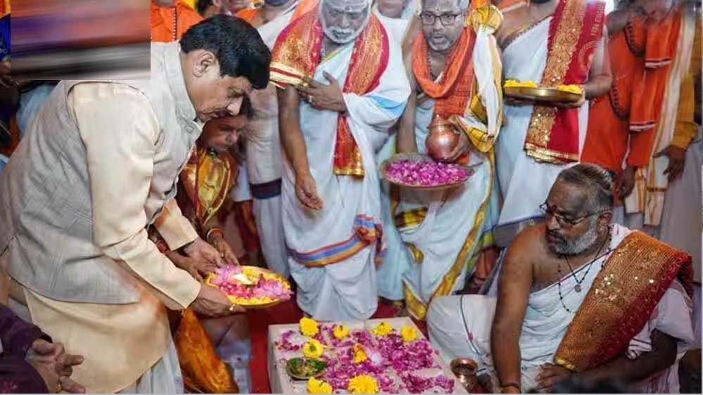 ओंकारेश्वर पहुंचे CM मोहन यादव, सपत्नीक किए ज्योतिर्लिंग दर्शन; 2200 करोड़ के पंचायतन मंदिर का शिलान्यास ओंकारेश्वर पहुंचे CM मोहन यादव, सपत्नीक किए ज्योतिर्लिंग दर्शन; 2200 करोड़ के पंचायतन मंदिर का शिलान्यास