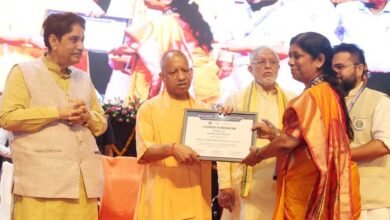 मुख्यमंत्री योगी ने प्रदेश के विकास में सहभागी उद्यमियों का किया सम्मान मुख्यमंत्री योगी ने प्रदेश के विकास में सहभागी उद्यमियों का किया सम्मान