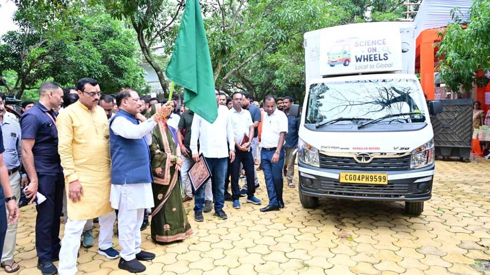 मुख्यमंत्री ने ‘साइंस ऑन व्हील्स’ को दिखाई हरी झंडी, अब स्कूलों तक पहुंचेगी प्रयोगों की चलती-फिरती विज्ञानशाला मुख्यमंत्री ने ‘साइंस ऑन व्हील्स’ को दिखाई हरी झंडी, अब स्कूलों तक पहुंचेगी प्रयोगों की चलती-फिरती विज्ञानशाला