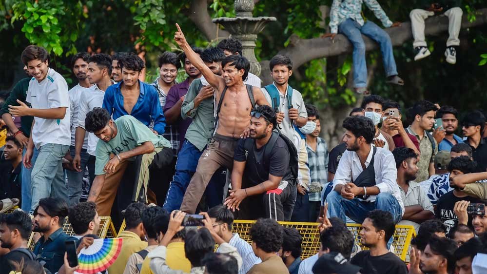 MOTN Survey: Gen-Z के लिए नौकरी सबसे बड़ा मुद्दा, 53 फीसदी युवाओं ने बताई पहली प्राथमिकता MOTN Survey: Gen-Z के लिए नौकरी सबसे बड़ा मुद्दा, 53 फीसदी युवाओं ने बताई पहली प्राथमिकता