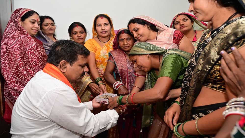 रायपुर : बिहान की दीदियों ने उपमुख्यमंत्री विजय शर्मा को राखी बांधकर दी बधाई, साझा किए गुजरात भ्रमण के अनुभव रायपुर : बिहान की दीदियों ने उपमुख्यमंत्री विजय शर्मा को राखी बांधकर दी बधाई, साझा किए गुजरात भ्रमण के अनुभव
