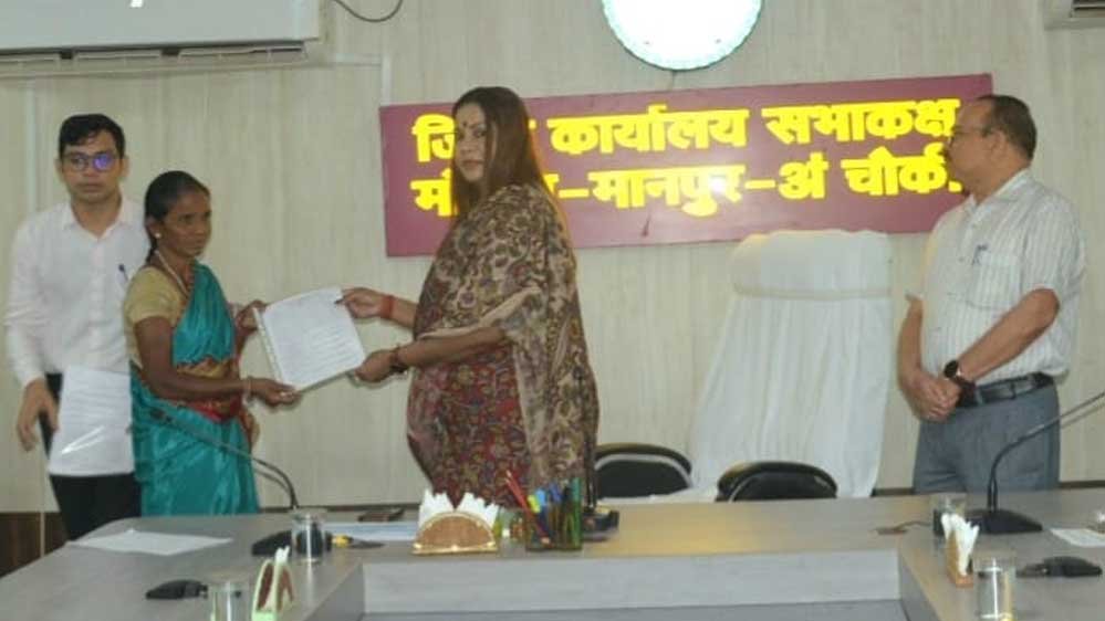 रायपुर में नक्सल पीड़ित 5 परिवारों को मिली शासकीय सेवा, कलेक्टर ने सौंपे नियुक्ति पत्र रायपुर में नक्सल पीड़ित 5 परिवारों को मिली शासकीय सेवा, कलेक्टर ने सौंपे नियुक्ति पत्र