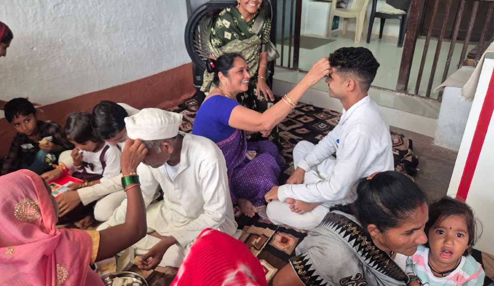रक्षाबंधन पर भोपाल सेंट्रल जेल में खास इंतजाम, बहनों ने भाइयों से मिलकर बांधी राखी रक्षाबंधन पर भोपाल सेंट्रल जेल में खास इंतजाम, बहनों ने भाइयों से मिलकर बांधी राखी