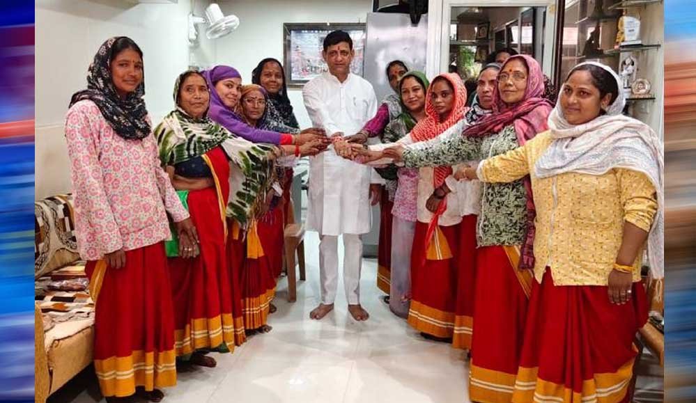 महापौर ने सफाईमित्र बहनों से बंधवाई राखी, बोले- शहर की स्वच्छता की असली ताकत आप महापौर ने सफाईमित्र बहनों से बंधवाई राखी, बोले- शहर की स्वच्छता की असली ताकत आप