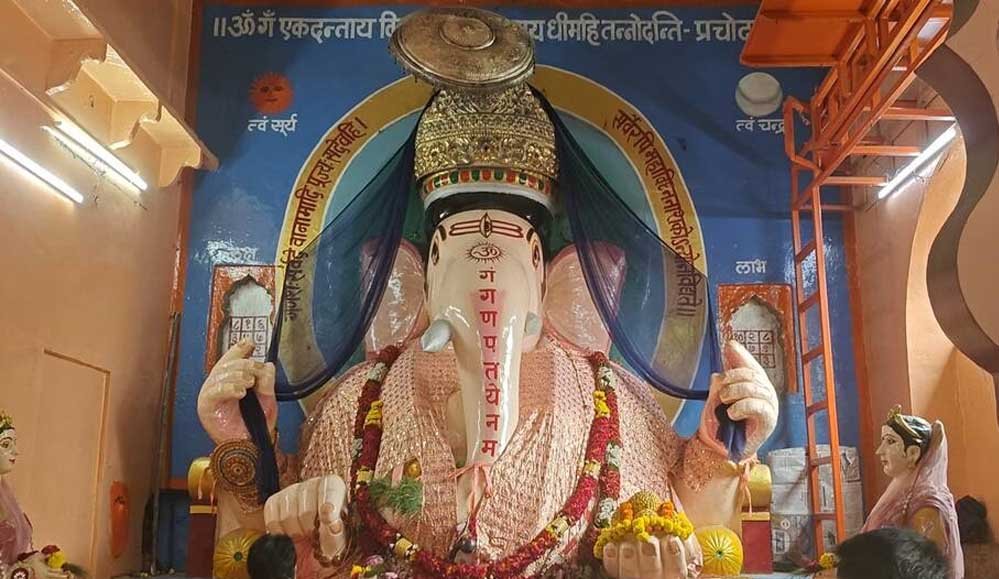 उज्जैन में गणेशजी के लिए सात समंदर पार से आईं राखियां, रक्षाबंधन पर 51 फीट की राखी होगी खास उज्जैन में गणेशजी के लिए सात समंदर पार से आईं राखियां, रक्षाबंधन पर 51 फीट की राखी होगी खास