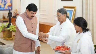मुख्यमंत्री डॉ. यादव को बहनों ने बांधे रक्षा सूत्र, माउंट आबू संगोष्ठी का दिया आमंत्रण मुख्यमंत्री डॉ. यादव को बहनों ने बांधे रक्षा सूत्र, माउंट आबू संगोष्ठी का दिया आमंत्रण