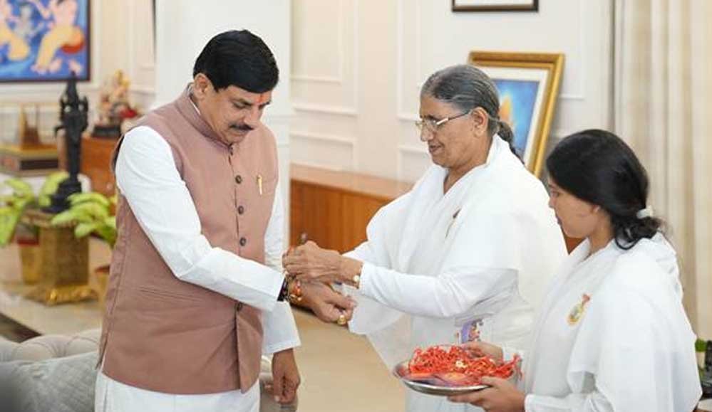 मुख्यमंत्री डॉ. यादव को बहनों ने बांधे रक्षा सूत्र, माउंट आबू संगोष्ठी का दिया आमंत्रण मुख्यमंत्री डॉ. यादव को बहनों ने बांधे रक्षा सूत्र, माउंट आबू संगोष्ठी का दिया आमंत्रण