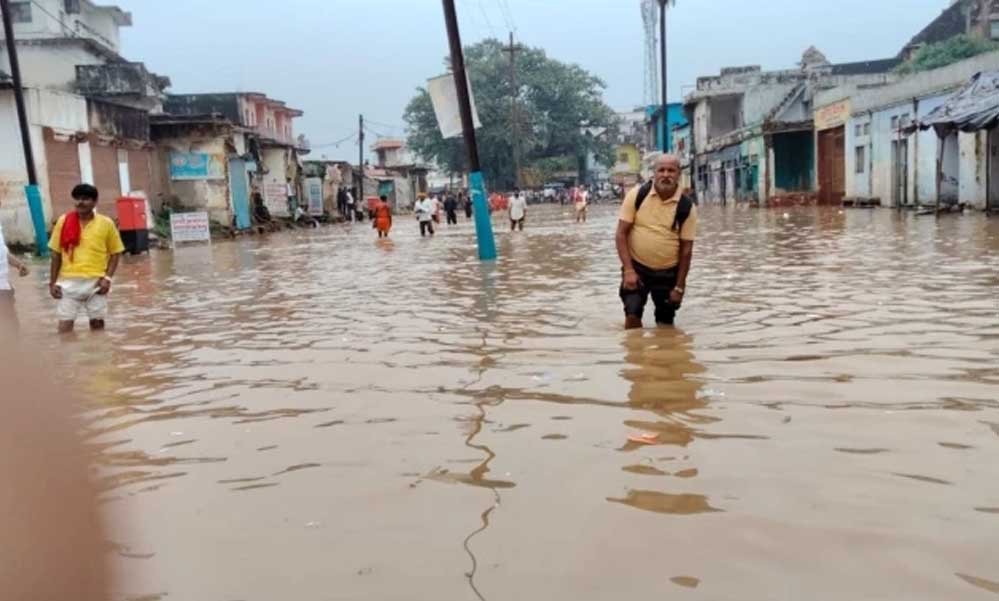सतना-चित्रकूट में बारिश का कहर! घर-दुकानों में घुसा पानी, सड़कों पर चली नाव सतना-चित्रकूट में बारिश का कहर! घर-दुकानों में घुसा पानी, सड़कों पर चली नाव
