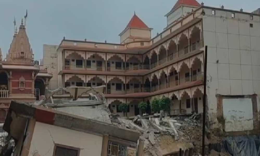 प्रयागराज में बड़ा हादसा! निर्माणाधीन स्वामी नारायण मंदिर का हिस्सा भरभराकर गिरा