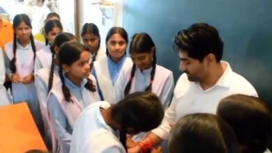 कलेक्टर गौरव बैनल ने छात्राओं से बंधवाई राखी