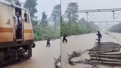 आगे लाल झंडी लेकर चला रेलकर्मी, पीछे 3 फीट पानी चीरती रही ट्रेन; सतना-मानिकपुर ट्रैक का VIDEO वायरल