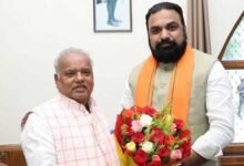 सत्ता बदली, समीकरण बदले… नहीं बदला श्रवण कुमार का कद!