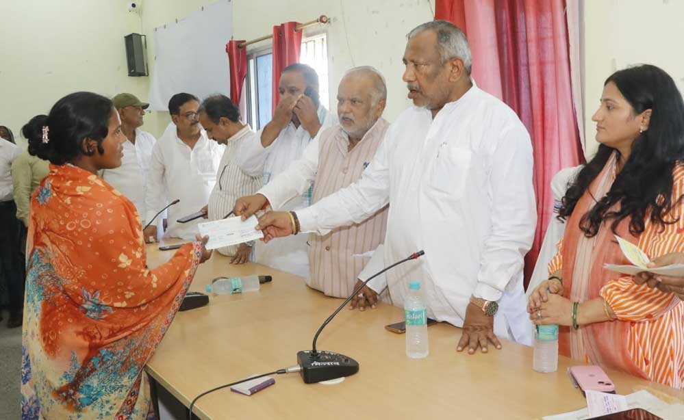 नालंदा में ग्रामीण विकास मंत्री श्रवण कुमार ने 119 लाभुकों को दिया योजनाओं का लाभ नालंदा में ग्रामीण विकास मंत्री श्रवण कुमार ने 119 लाभुकों को दिया योजनाओं का लाभ