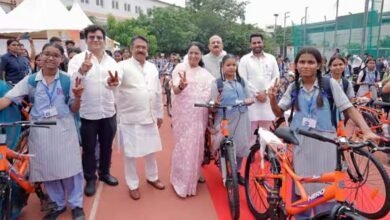 दिल्ली में 1.40 लाख छात्राओं को मिलेंगी मुफ्त साइकिल, विद्या वाहिनी योजना शुरू