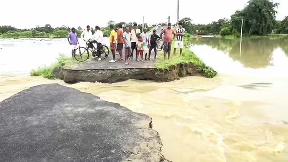 असम में बाढ़ का कहर, मृतकों की संख्या 99 पहुंची, 1.47 लाख लोग प्रभावित असम में बाढ़ का कहर, मृतकों की संख्या 99 पहुंची, 1.47 लाख लोग प्रभावित