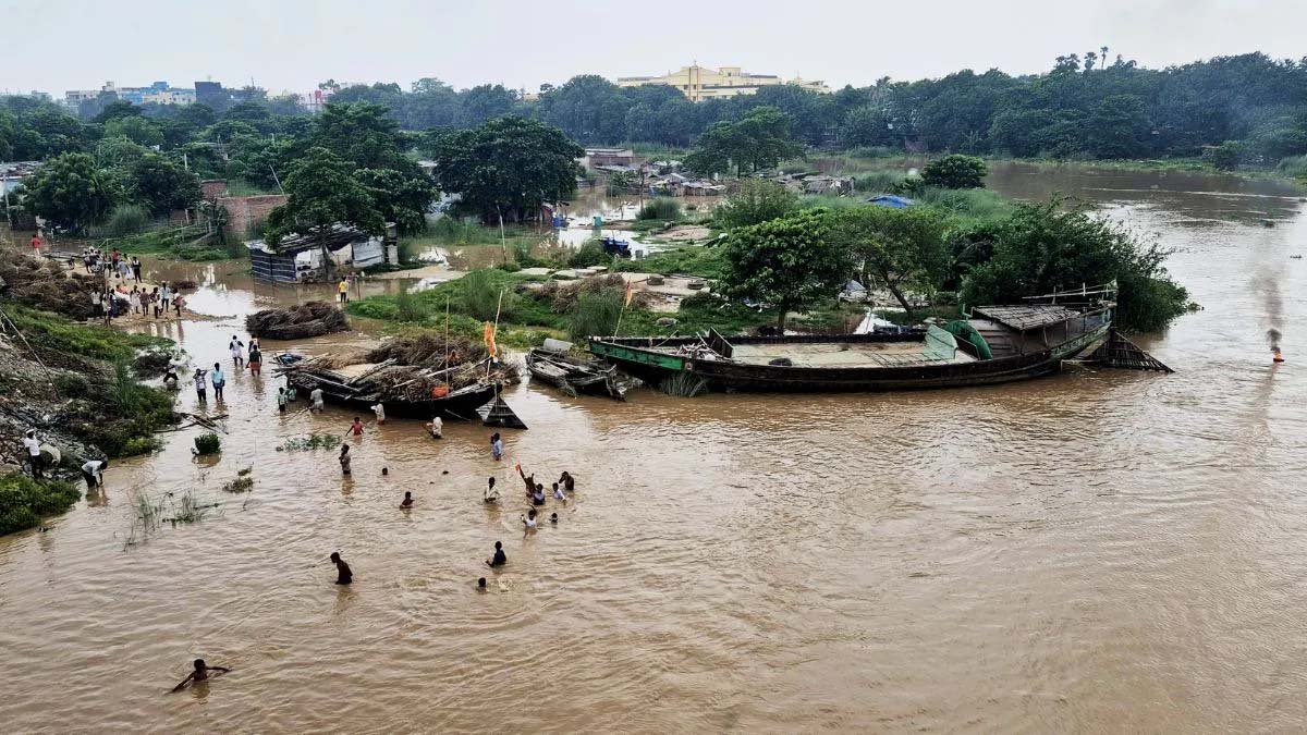 पटना में गंगा उफान पर, गांधी घाट पर खतरे के निशान से 57 सेमी ऊपर पहुंचा जलस्तर पटना में गंगा उफान पर, गांधी घाट पर खतरे के निशान से 57 सेमी ऊपर पहुंचा जलस्तर