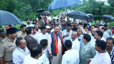 बड़ा बाजार-बरतुंगा मार्ग बंद होने से मचा हड़कंप, 5 किमी झाड़ियों में पैदल उतरे मंत्री