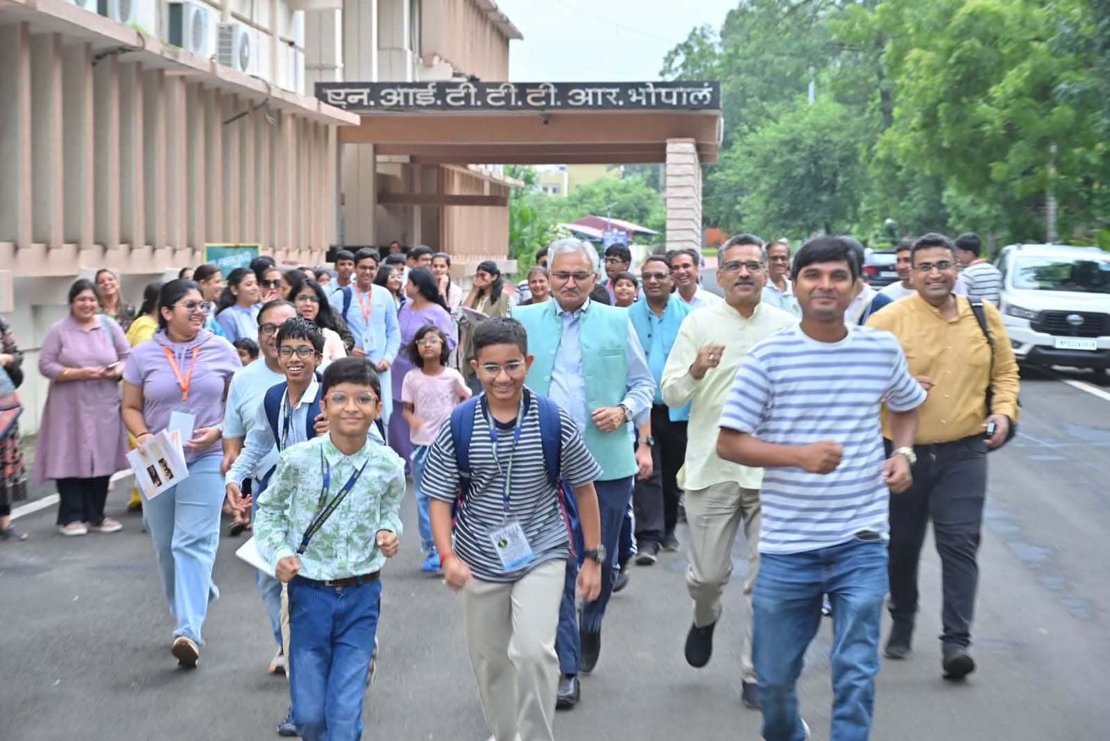 NITTTR भोपाल में नशामुक्त भारत अभियान के तहत युवाओं ने जागरूकता दौड़ लगाई NITTTR भोपाल में नशामुक्त भारत अभियान के तहत युवाओं ने जागरूकता दौड़ लगाई