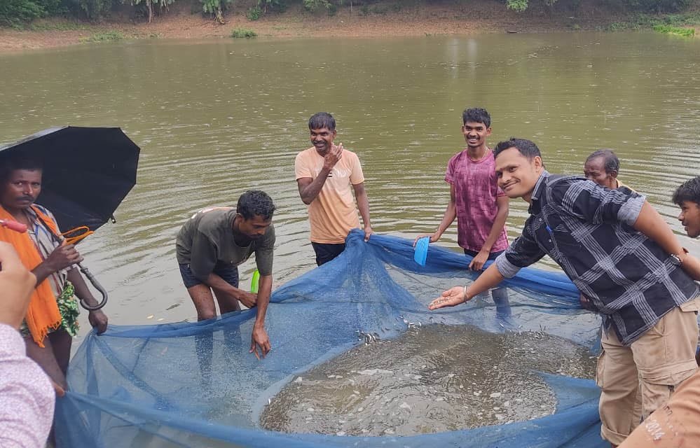 मछली बीज उत्पादन से किसान रयतु राम ने लिखी सफलता की नई कहानी मछली बीज उत्पादन से किसान रयतु राम ने लिखी सफलता की नई कहानी