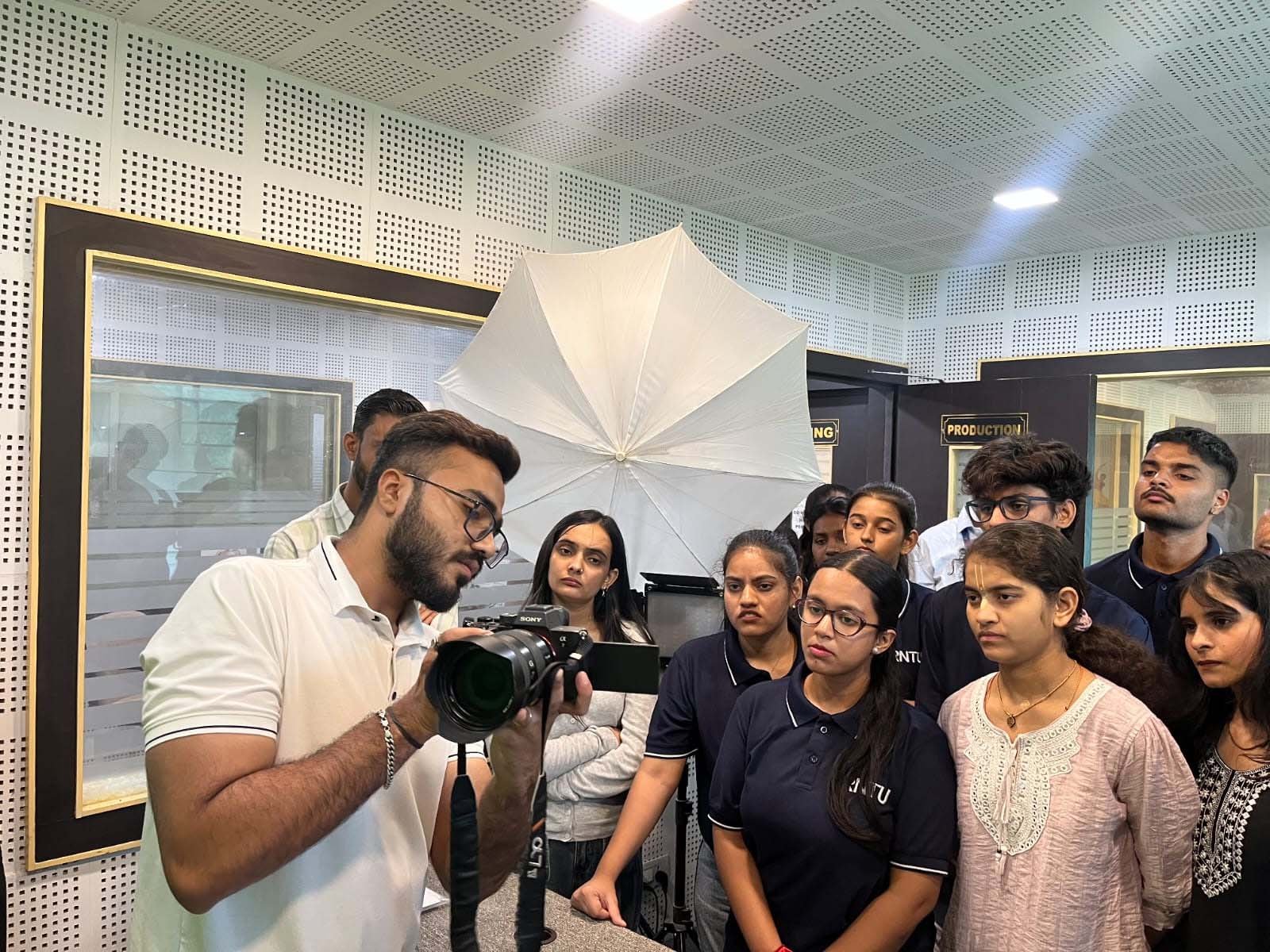 ‘कैप्चर मोमेंट्स, टेल स्टोरीज़’ थीम पर आरएनटीयू में विश्व फोटोग्राफी दिवस का आयोजन ‘कैप्चर मोमेंट्स, टेल स्टोरीज़’ थीम पर आरएनटीयू में विश्व फोटोग्राफी दिवस का आयोजन