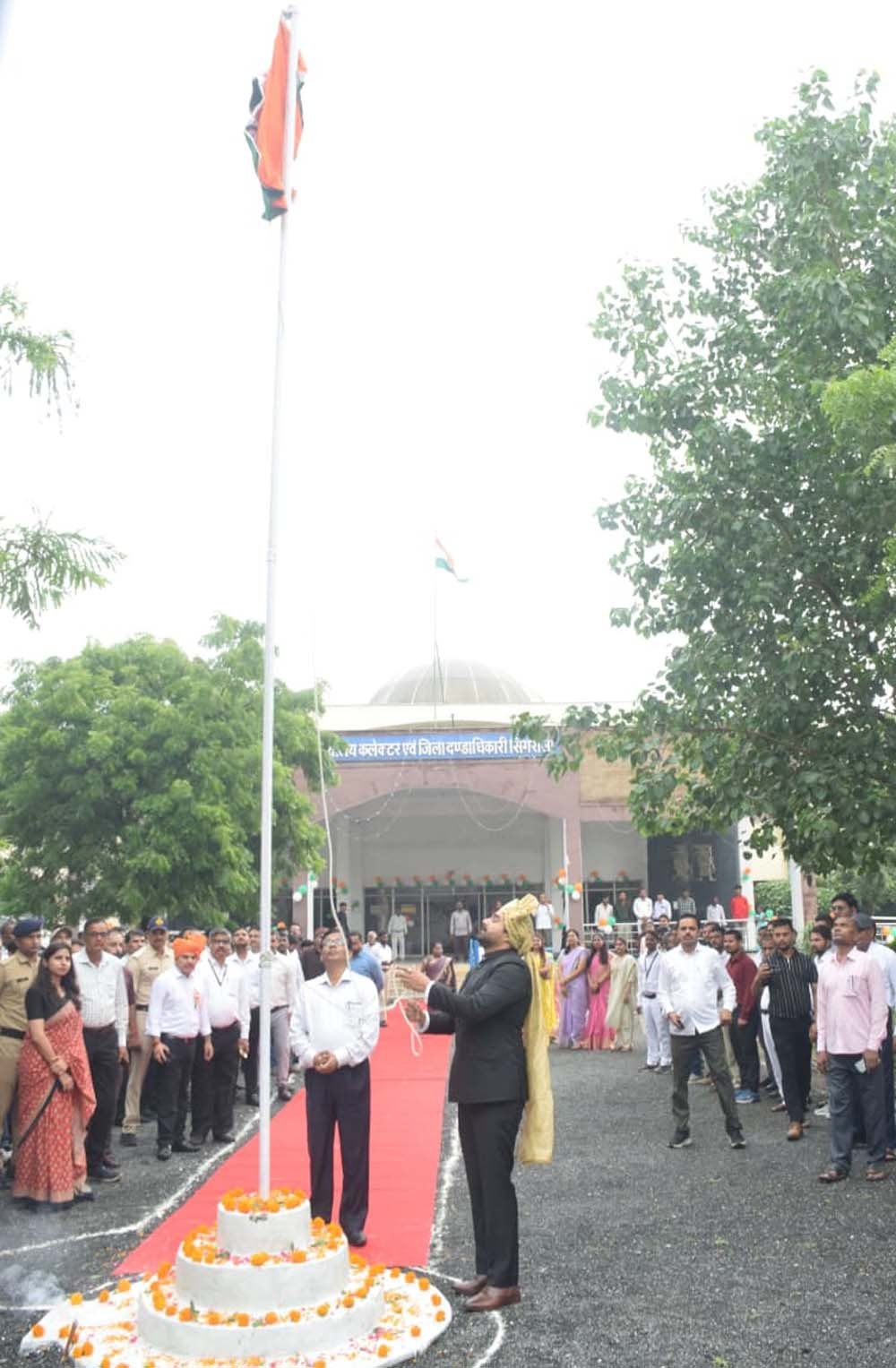 कलेक्ट्रेट कार्यालय में कलेक्टर श्री गौरव बैनल ने किया ध्वजारोहण कलेक्ट्रेट कार्यालय में कलेक्टर श्री गौरव बैनल ने किया ध्वजारोहण