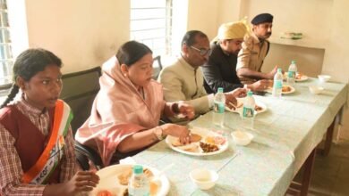 सिंगरौली में स्वतंत्रता दिवस पर बच्चों संग बैठीं राज्यमंत्री राधा सिंह, विशेष मध्यान्ह भोज का आयोजन