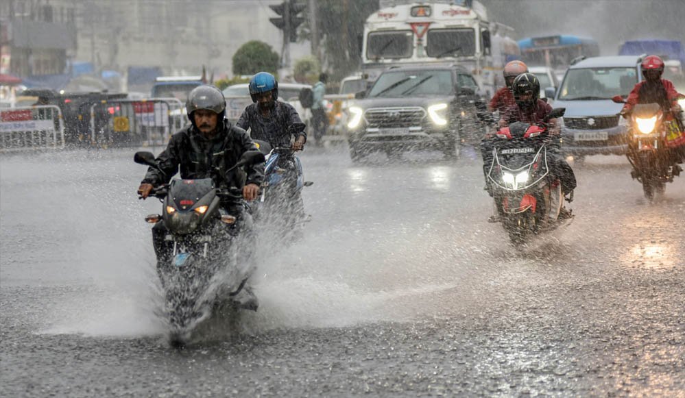 MP Weather Alert: मध्य प्रदेश में फिर बदलेगा मौसम, 9 जिलों में आज मूसलाधार बारिश; 18% कम बरसात से 43 जिले प्रभावित MP Weather Alert: मध्य प्रदेश में फिर बदलेगा मौसम, 9 जिलों में आज मूसलाधार बारिश; 18% कम बरसात से 43 जिले प्रभावित
