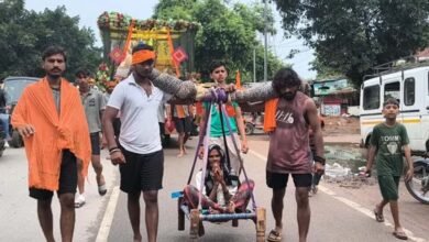 हापुड़ में अनोखी श्रद्धा, 95 वर्षीय दादी को 25 पोतों ने पालकी से कराई कांवड़ यात्रा