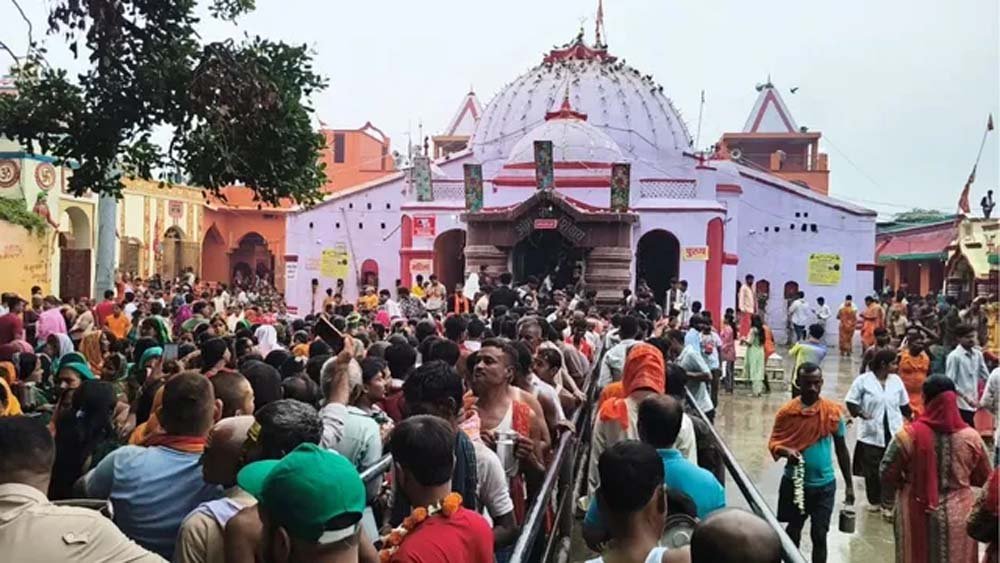 सावन की पहली सोमवारी पर पटना के शिवालयों में उमड़ी श्रद्धालुओं की भीड़ सावन की पहली सोमवारी पर पटना के शिवालयों में उमड़ी श्रद्धालुओं की भीड़