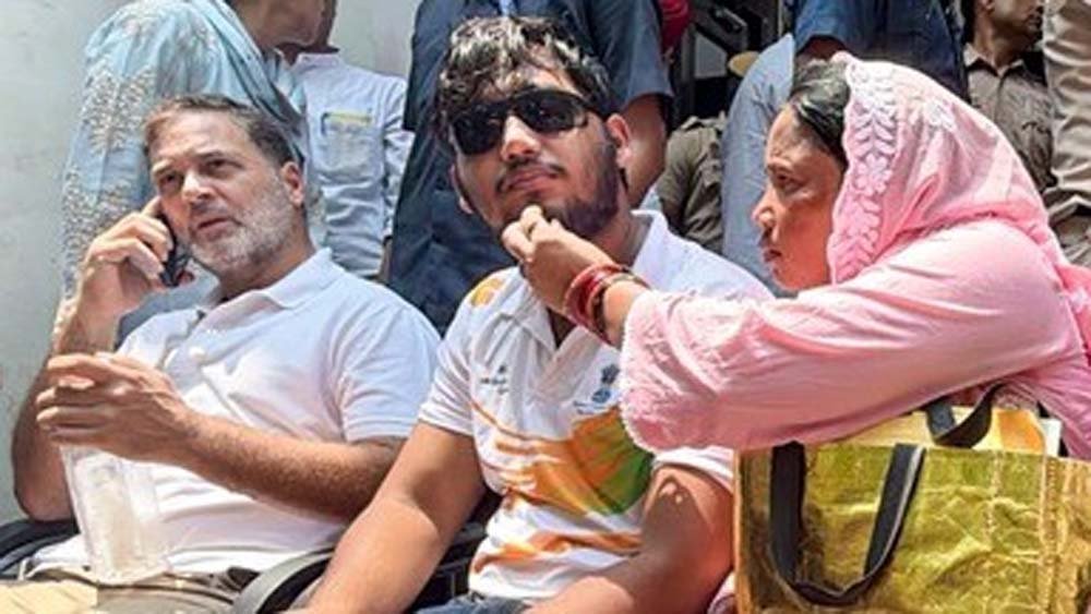 पेलेट गन मामले में राहुल गांधी का धरना, FIR की मांग पर दिल्ली पुलिस से भिड़े