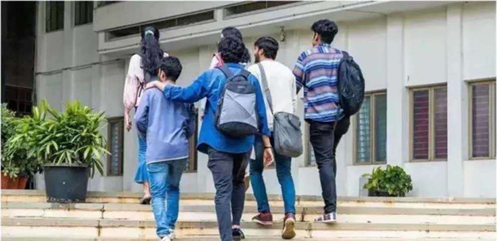 झारखंड की उच्च शिक्षा में पिछड़ापन बरकरार, 1 लाख आबादी पर सिर्फ 9 कॉलेज; 48 छात्रों पर एक शिक्षक झारखंड की उच्च शिक्षा में पिछड़ापन बरकरार, 1 लाख आबादी पर सिर्फ 9 कॉलेज; 48 छात्रों पर एक शिक्षक