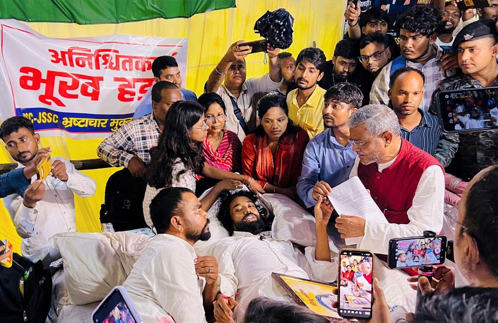 झारखंड के आंदोलनकारी छात्रों की नई मांग, बोले- CM से सीधे होगी बातचीत, मीडिया भी रहे मौजूद झारखंड के आंदोलनकारी छात्रों की नई मांग, बोले- CM से सीधे होगी बातचीत, मीडिया भी रहे मौजूद