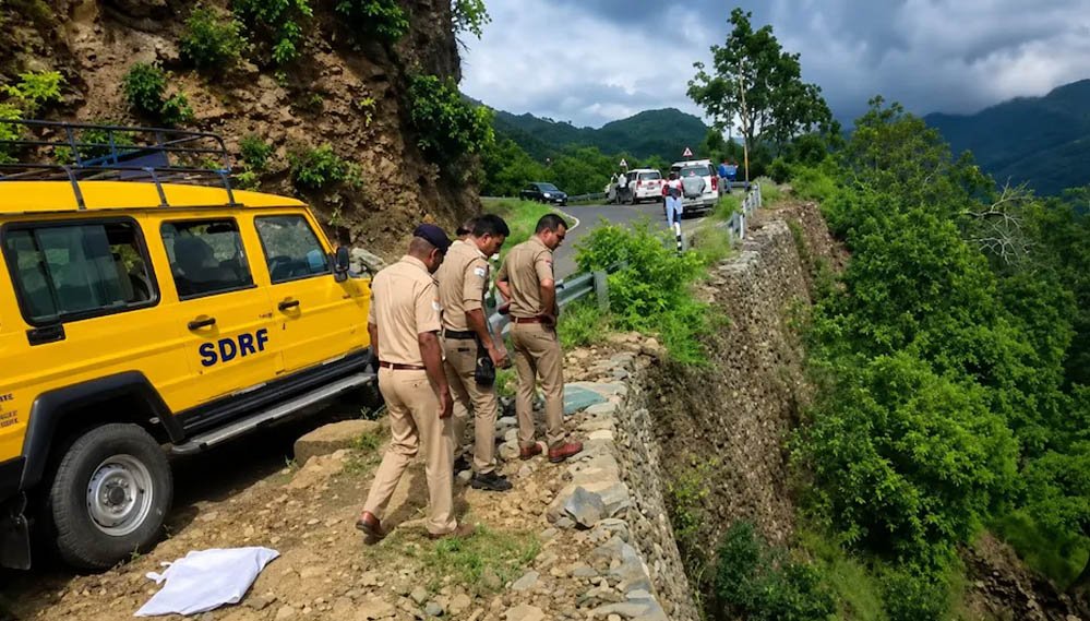 देवप्रयाग-पौड़ी रोड पर भीषण हादसा, 250 फीट गहरी खाई में गिरी बोलेरो; एक ही परिवार के 5 लोगों की मौत देवप्रयाग-पौड़ी रोड पर भीषण हादसा, 250 फीट गहरी खाई में गिरी बोलेरो; एक ही परिवार के 5 लोगों की मौत