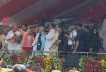 मेरठ में योगी ने कांवड़ियों पर की पुष्पवर्षा, ड्रोन उड़ाता युवक पकड़ा