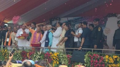 मेरठ में योगी ने कांवड़ियों पर की पुष्पवर्षा, ड्रोन उड़ाता युवक पकड़ा मेरठ में योगी ने कांवड़ियों पर की पुष्पवर्षा, ड्रोन उड़ाता युवक पकड़ा