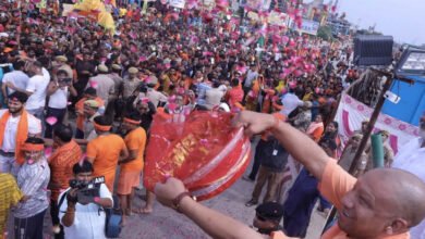 भोलेनाथ के भक्तों पर सीएम योगी ने की श्रद्धा की पुष्पवर्षा भोलेनाथ के भक्तों पर सीएम योगी ने की श्रद्धा की पुष्पवर्षा